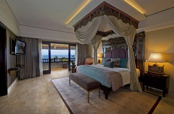 Trong phòng cũng được trang bị đầy đủ vật dụng cần thiết như ti vi, tủ lạnh, máy pha trà, cà phê… Trong phòng cũng được trang bị đầy đủ vật dụng cần thiết như ti vi, tủ lạnh, máy pha trà, cà phê…