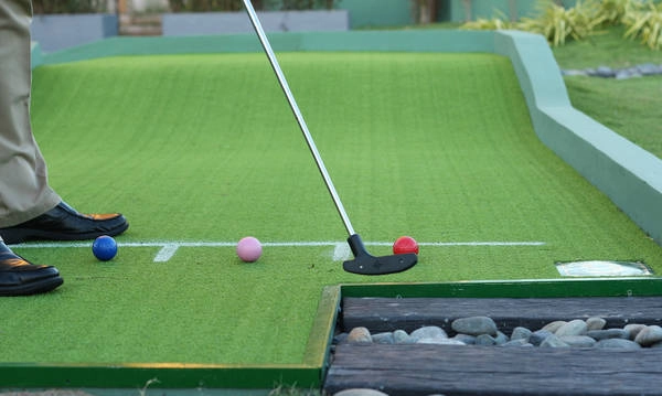 Sân golf mini phù hợp với mọi lứa tuổi sẽ mang lại nhiều trải nghiệm thú vị cũng như những thách thức dành cho các gôn thủ dù ở bất kỳ trình độ nào. Sân golf mini phù hợp với mọi lứa tuổi sẽ mang lại nhiều trải nghiệm thú vị cũng như những thách thức dành cho các gôn thủ dù ở bất kỳ trình độ nào.
