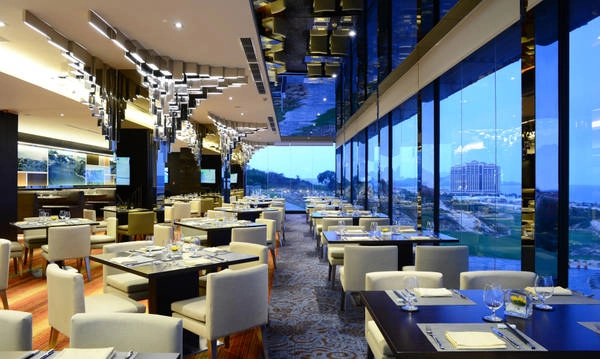 Nhà hàng Infinity được bố trí hợp lý mở ra toàn cảnh sân golf The Bluffs và biển Hồ Tràm với đầy đủ các món ăn Á-Âu và đồ uống nổi tiếng. Nhà hàng Infinity được bố trí hợp lý mở ra toàn cảnh sân golf The Bluffs và biển Hồ Tràm với đầy đủ các món ăn Á-Âu và đồ uống nổi tiếng.