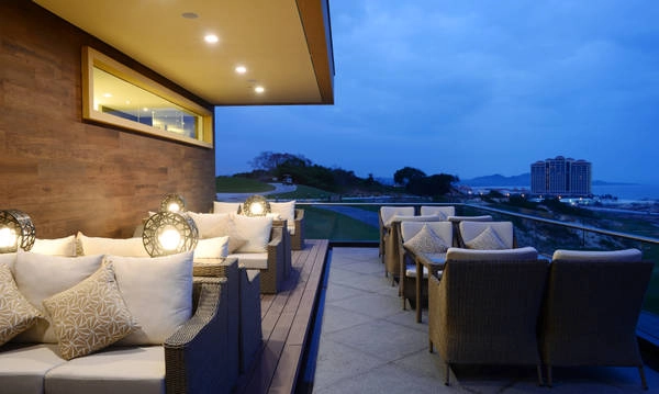 Tới nhà hàng Infinity chắc chắn sẽ bị thu hút về phía sảnh ban công, nơi có không gian mở phóng tầm nhìn qua hố gôn số 18 và khu vực phát bóng hố số 1. Cảm giác thưởng thức một ly bia mát lạnh trong lúc thưởng ngoạn về cảnh đẹp thiên nhiên tại nơi đây là những khoảnh khắc thật khó quên đối với mỗi gôn thủ. Tới nhà hàng Infinity chắc chắn sẽ bị thu hút về phía sảnh ban công, nơi có không gian mở phóng tầm nhìn qua hố gôn số 18 và khu vực phát bóng hố số 1. Cảm giác thưởng thức một ly bia mát lạnh trong lúc thưởng ngoạn về cảnh đẹp thiên nhiên tại nơi đây là những khoảnh khắc thật khó quên đối với mỗi gôn thủ.