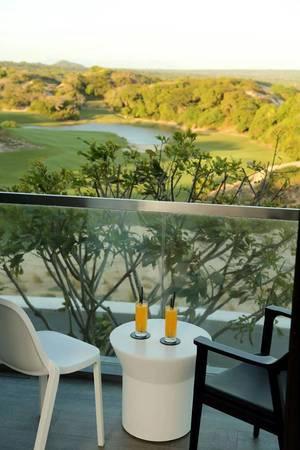 Điều độc đáo và đáng chú ý nhất tại The Bluffs chính là sân golf 18 lỗ kết hợp với nhau được thiết kế dựa trên địa hình thực tế của những đồi cát gợn sóng tự nhiên nằm cạnh biển. Các mặt bằng và mặt thoải của các đồi cát được tận dụng tối đa trồng cỏ và thiết kế hệ thống lỗ golf, nhưng giữa khu vực các lỗ vẫn đan xen là hệ thống rừng thấp tự nhiên và hồ nước. Điều độc đáo và đáng chú ý nhất tại The Bluffs chính là sân golf 18 lỗ kết hợp với nhau được thiết kế dựa trên địa hình thực tế của những đồi cát gợn sóng tự nhiên nằm cạnh biển. Các mặt bằng và mặt thoải của các đồi cát được tận dụng tối đa trồng cỏ và thiết kế hệ thống lỗ golf, nhưng giữa khu vực các lỗ vẫn đan xen là hệ thống rừng thấp tự nhiên và hồ nước.