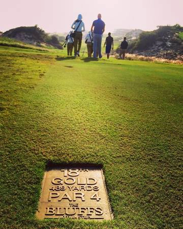 Không những có vị thế đẹp, được trang bị hiện đại mà sân golf The Bluffs tại The Grand Hồ Tràm Strip còn rất thu hút khách trong nước và quốc tế. Không những có vị thế đẹp, được trang bị hiện đại mà sân golf The Bluffs tại The Grand Hồ Tràm Strip còn rất thu hút khách trong nước và quốc tế.