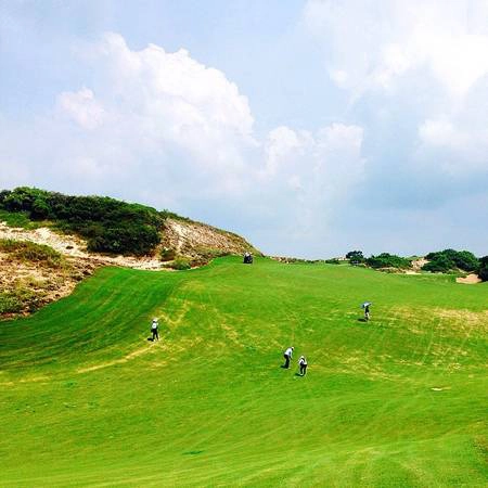 Thuộc khu nghỉ dưỡng phức hợp Hồ Tràm, sân golf The Bluffs là một trong số ít sân golf trên thế giới có sự thay đổi về độ cao đáng kể, giúp cho các golf thủ có những trải nghiệm khác nhau, đặc biệt là tầm nhìn của mắt khi đánh golf tới các lỗ. Thuộc khu nghỉ dưỡng phức hợp Hồ Tràm, sân golf The Bluffs là một trong số ít sân golf trên thế giới có sự thay đổi về độ cao đáng kể, giúp cho các golf thủ có những trải nghiệm khác nhau, đặc biệt là tầm nhìn của mắt khi đánh golf tới các lỗ.