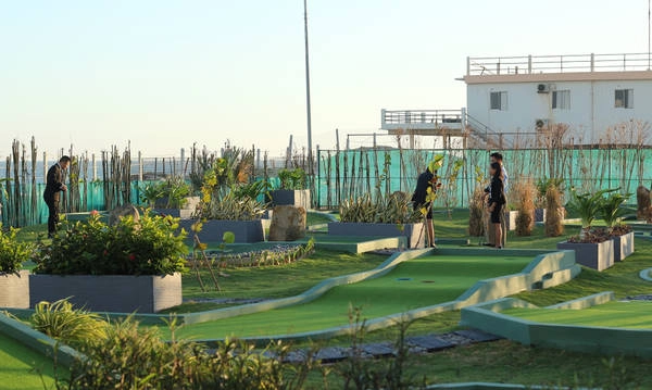 Sân golf mini 18 hố hoàn toàn mới và miễn phí cho khách trong khu nghỉ dưỡng The Grand Hồ Tràm Strip. Sân golf mini 18 hố hoàn toàn mới và miễn phí cho khách trong khu nghỉ dưỡng The Grand Hồ Tràm Strip.
