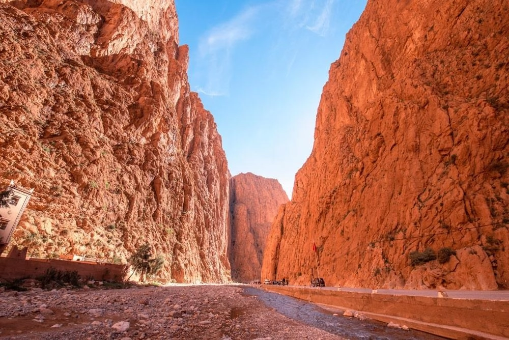 Dades Gorges thường xuyên được đưa vào danh sách những con đường nguy hiểm nhất. Khoảng thời gian tốt nhất để đến đây, tham quan các thung lũng là từ tháng 3-5 và từ tháng 5-7 để chinh phục những ngọn núi hùng vĩ. Ảnh: Mitzo.