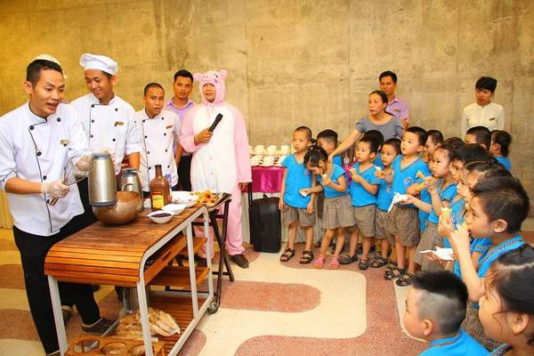 Nhiều hoạt động thú vị được tổ chức phía bên trong đường hầm. duong-ham-ra-bien-da-nang-ivivu-11