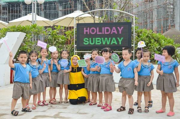 Sau khi đưa vào sử dụng, đường hầm ra biển này được dự đáon sẽ là điểm vui chơi mới của trẻ em Đà Nẵng. Sau khi đưa vào sử dụng, đường hầm ra biển này được dự đáon sẽ là điểm vui chơi mới của trẻ em Đà Nẵng.