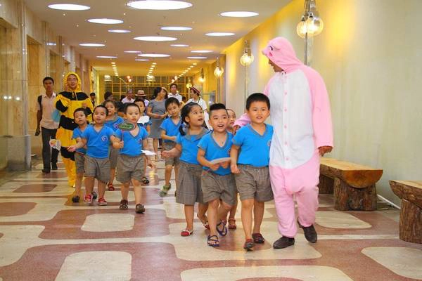 Ngoài đường hầm băng qua đường, The Holiday - Beach Subway còn là một khu phức hợp, gồm: Rạp chiếu phim mini 4D miễn phí, quầy hàng lưu niệm, lớp học nghệ thuật làm gốm và đất sét. Ngoài đường hầm băng qua đường, The Holiday - Beach Subway còn là một khu phức hợp, gồm: Rạp chiếu phim mini 4D miễn phí, quầy hàng lưu niệm, lớp học nghệ thuật làm gốm và đất sét.