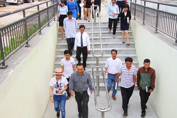 Người dân Đà Nẵng trải nghiệm đường hầm thông ra bãi biển Mỹ Khê. Người dân Đà Nẵng trải nghiệm đường hầm thông ra bãi biển Mỹ Khê.