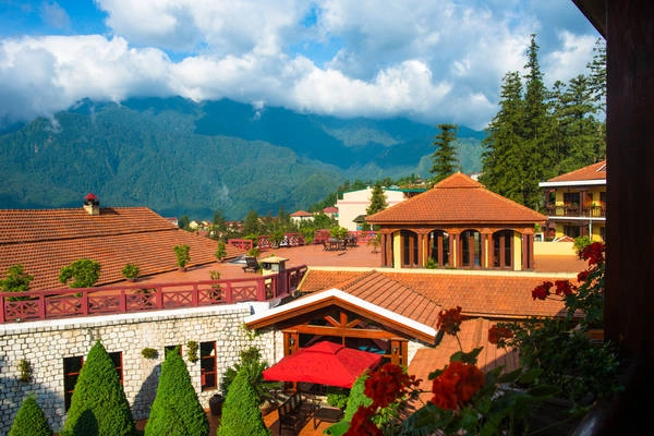 Khu nghỉ dưỡng Victoria Sapa Resort & Spa được coi là một trong hai khách sạn sang trọng nhất Sapa. Khách sạn có vị trí tuyệt đẹp để du khách thỏa mái ngắm nhìn cảnh đẹp của Sapa và khung cảnh của núi rừng Tây Bắc.
