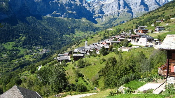 Ngôi làng nhỏ có tên Albien nằm ở vùng Canton of Valais, nơi nổi tiếng có khung cảnh thiên nhiên tuyệt đẹp. Giờ đây, làng treo thưởng một số tiền không nhỏ cho những người chuyển đến sống ở đây. Ảnh: Switzerland Tourism. Ngôi làng nhỏ có tên Albien nằm ở vùng Canton of Valais, nơi nổi tiếng có khung cảnh thiên nhiên tuyệt đẹp. Giờ đây, làng treo thưởng một số tiền không nhỏ cho những người chuyển đến sống ở đây. Ảnh: Switzerland Tourism.