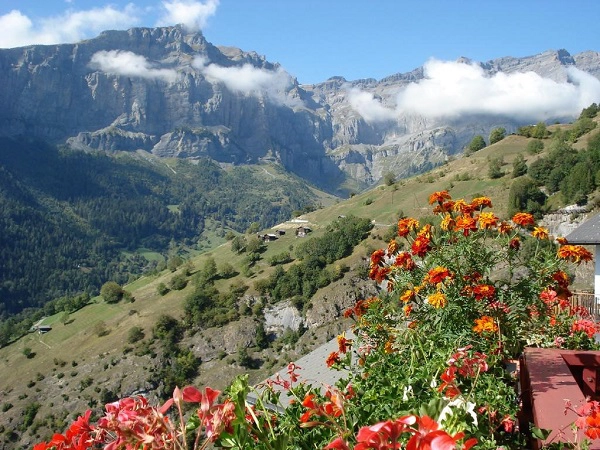 Albinen là thị trấn bình yên, tĩnh lặng, nhìn ra dãy Alps hùng vĩ. Ảnh: Booking. Albinen là thị trấn bình yên, tĩnh lặng, nhìn ra dãy Alps hùng vĩ. Ảnh: Booking.
