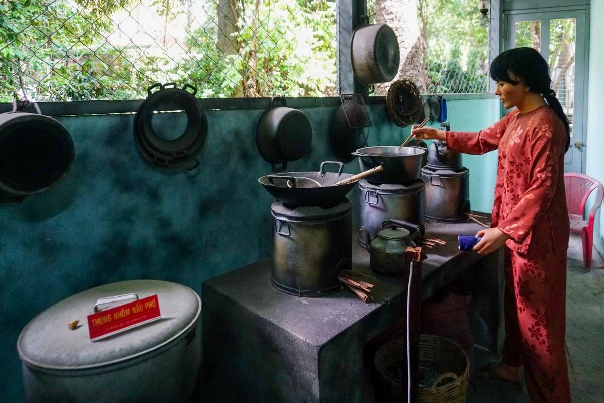 Các nhân viên làm việc trong quán đều là con cháu của chủ quán và ủng hộ việc nuôi giấu cán bộ, biệt động. Điều này giúp các hoạt động được bảo đảm bí mật tuyệt đối.