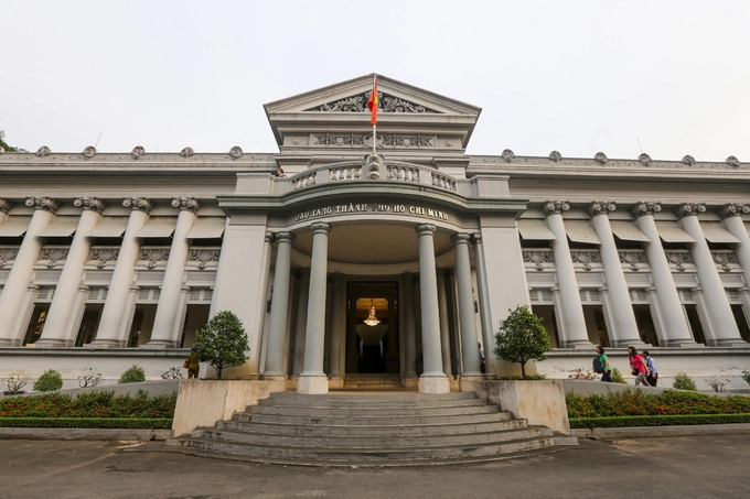 Tòa nhà của bảo tàng TP HCM (đường Lý Tự Trọng, quận 1) từng mang tên Dinh Gia Long, do KTS người Pháp, Alfres Foulhoux, thiết kế được xây dựng từ năm 1885 đến năm 1890.  Tòa nhà từng được sử dụng làm Bảo tàng Thương Mại rồi thành dinh thự cho thống đốc Nam Kỳ Hoefel. Năm 1962, khi Dinh Độc Lập (Dinh Thống Nhất ngày nay) bị hư hại hoàn toàn do ném bom thì công trình này thành nơi ở và làm việc tạm thời của Tổng thống Việt Nam Cộng hòa Ngô Đình Diệm.