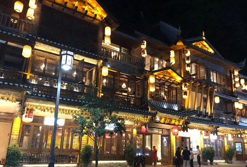 Các khách sạn ở Phượng Hoàng cổ trấn đều xây dựng theo lối kiến trúc của người Trung Quốc xưa. Ban đêm đều thắp sáng bằng đèn lồng. Ảnh: Phương Anh. Các khách sạn ở Phượng Hoàng cổ trấn đều xây dựng theo lối kiến trúc của người Trung Quốc xưa. Ban đêm đều thắp sáng bằng đèn lồng. Ảnh: Phương Anh.