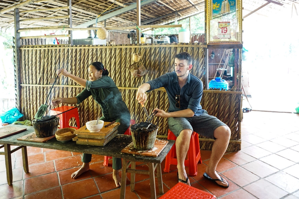 Tại những ngôi làng, bạn sẽ được trải nghiệm làm bánh xèo, bánh kẹp, bánh phục linh và thưởng thức những thức quà miền Tây dung dị. Ảnh: Christy Bảo Châu.