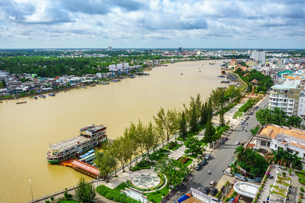 Cần Thơ được biết đến là Tây đô của miền Tây Nam Bộ, đồng thời là trung tâm kinh tế của vùng đồng bằng sông Cửu Long. Trái với những hình ảnh Cần Thơ bình dị trong phim Hai Phượng, nét hiện đại của thành phố vùng sông nước toát lên qua hình ảnh bến Ninh Kiều. Ảnh: Nguyễn Thế Dương.