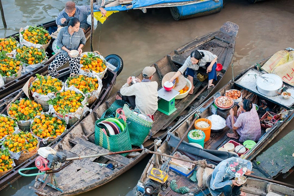 Rời xa bến Ninh Kiều hiện đại, nhộn nhịp, Cần Thơ trở về với dáng vẻ hiền hòa, dân dã miền Tây sông nước trên chợ nổi Cái Răng, đây cũng là địa điểm xuất hiện trong phân cảnh mua bán, trao đổi tiền nong của Hai Phượng với những người dân quanh chợ. Chợ nằm trên một nhánh của sông Hậu chảy qua quận Cái Răng, được công nhận là di sản văn hóa phi vật thể cấp quốc gia. Khu chợ họp sớm từ tờ mờ sáng mỗi ngày, tan tầm lúc 8-9h. Ảnh: Flickr.