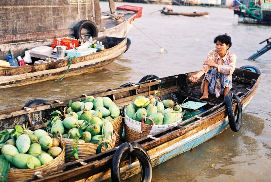 Chợ Cái Răng là điểm đầu mối phân phối trái cây, nông sản ở miền Tây. Tại đây, du khách được hòa mình vào nhịp sống của người dân miền sông nước, ngắm nhìn những cuộc buôn bán, trao đổi tấp nập diễn ra trên dòng sông Hậu hiền hòa. Các loại trái cây sai trĩu, nông sản đặc trưng vùng đồng bằng sông Cửu Long đều xuất hiện trong khu chợ nổi này. Ảnh: Khanh Hmoong.