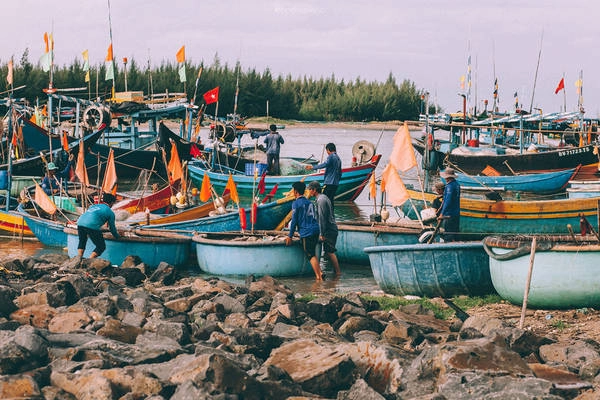 Mọi người đã chuẩn bị xong để sẵn sàng ra khơi, mang hy vọng về một ngày tươi sáng.