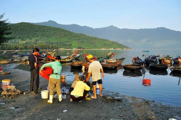 Người dân nơi đây sống chủ yếu bằng nghề đánh, bắt thủy hải sản trên đầm. Trong số đó có thể kể đến hàu - một loại đặc sản quý ở đầm Lập An. 