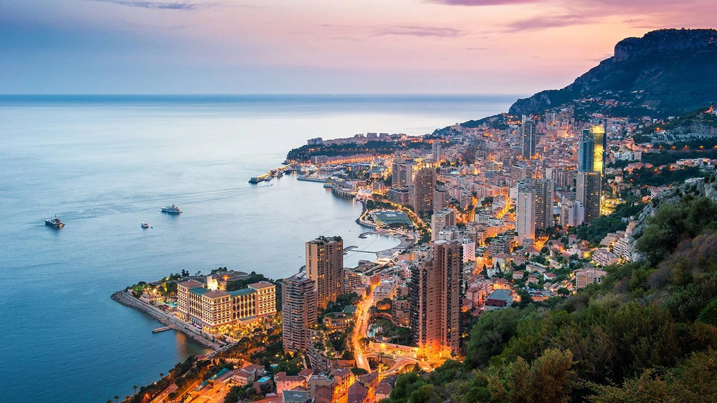 Monaco: Công quốc này có dân số chưa tới 40.000 người, nổi tiếng với cảng biển tuyệt đẹp và đường đua xe công thức 1. Các thành phố của Monaco thu hút du khách nhờ kiến trúc cổ kính, cùng nền ẩm thực độc đáo. Ảnh: La Baume.