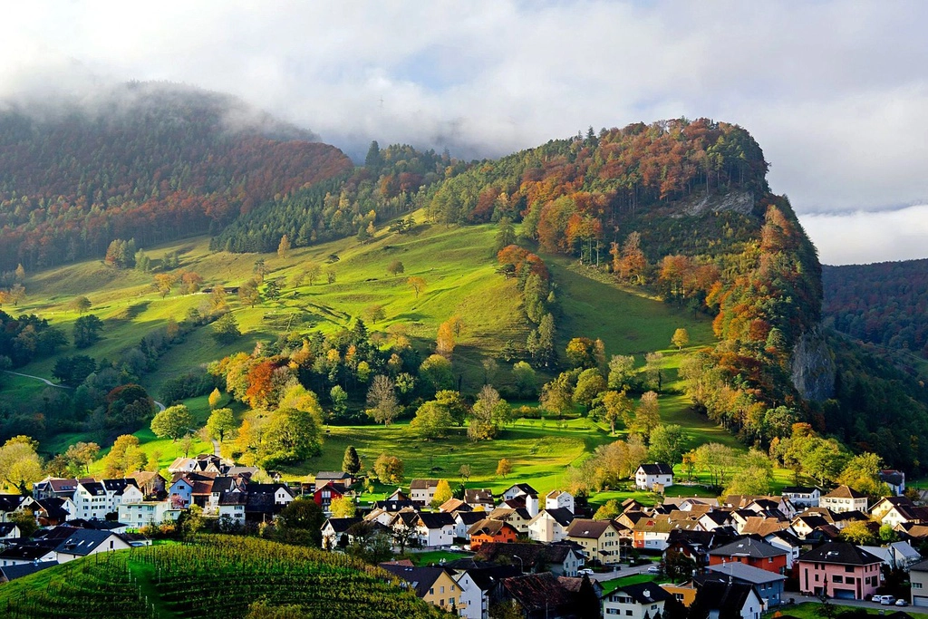 Liechtenstein: Quốc gia này có dân số tương đương Monaco với biên giới tiếp giáp Áo và Thụy Sĩ. Liechtenstein được thiên nhiên ưu đãi cho khung cảnh núi non tuyệt đẹp, không khí trong lành và mát mẻ. Ảnh: Financial Time.