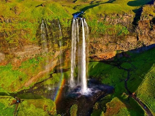 Thác Cầu vồng, Seljalandsfoss, Iceland: Iceland chính là điểm đến quen thuộc quanh năm của những nhiếp ảnh gia muốn chụp hình bằng camera bay.