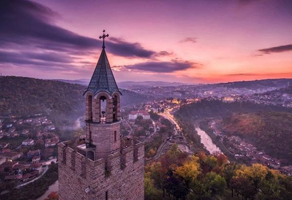 <strong>Veliko Tarnovo, Bulgaria:</strong> Nơi đây từng là cố đô của Bulgaria, nổi tiếng với vẻ đẹp độc đáo, đóng vai trò quan trọng trong lịch sử của nước này.