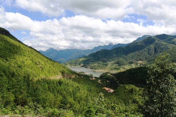 Hồ Séo Mý Tỷ nhìn từ trên cao giống một dải lụa bên sườn dãy Hoàng Liên Sơn - dãy núi cao nhất, hùng vĩ nhất Việt Nam. Đây cũng được coi là hồ nước nhân tạo cao nhất cả nước. Hồ Séo Mý Tỷ nhìn từ trên cao giống một dải lụa bên sườn dãy Hoàng Liên Sơn - dãy núi cao nhất, hùng vĩ nhất Việt Nam. Đây cũng được coi là hồ nước nhân tạo cao nhất cả nước.