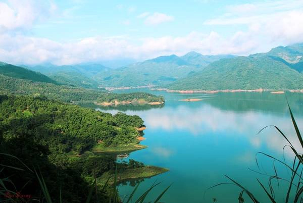 Ba Khan là một xã thuộc huyện Mai Châu, tỉnh Hòa bình, nằm dưới Chân đèo Thung Khe quanh năm mây mù, sương phủ. Xã Ba Khan được hợp thành từ 3 xóm: Khan Hạ, Khan Hò và Khan Thượng, nằm dọc ven theo sông Đà. Với khung cảnh non nước hữu tình, đồi núi nhấp nhô, trùng điệp, Ba Khan được ví như Hạ Long trên cạn. Ba Khan là một xã thuộc huyện Mai Châu, tỉnh Hòa bình, nằm dưới Chân đèo Thung Khe quanh năm mây mù, sương phủ. Xã Ba Khan được hợp thành từ 3 xóm: Khan Hạ, Khan Hò và Khan Thượng, nằm dọc ven theo sông Đà. Với khung cảnh non nước hữu tình, đồi núi nhấp nhô, trùng điệp, Ba Khan được ví như Hạ Long trên cạn.