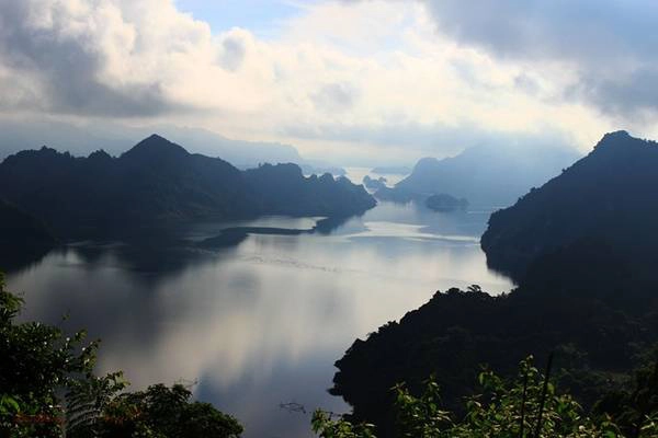 Sáng sớm, Ba Khan trở nên huyền ảo bởi mây trời giăng mờ các thung lũng, len lỏi hòa quyện vào đồi núi trùng điệp. Ba khan với những con đường ngoằn ngèo, uốn lượn men theo sườn núi với một bên là núi đá vôi, một bên là lòng hồ sông Đà hùng vĩ. Sáng sớm, Ba Khan trở nên huyền ảo bởi mây trời giăng mờ các thung lũng, len lỏi hòa quyện vào đồi núi trùng điệp. Ba khan với những con đường ngoằn ngèo, uốn lượn men theo sườn núi với một bên là núi đá vôi, một bên là lòng hồ sông Đà hùng vĩ.
