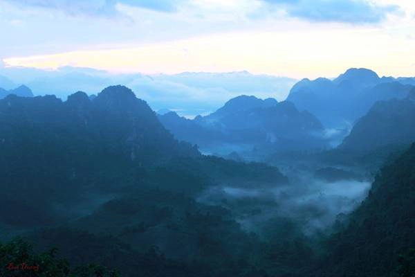 Những con đường ngoằn ngoèo, uốn lượn men theo sườn núi với một bên là núi đá vôi, một bên là lòng hồ sông Đà. Men theo con đường cuối Thung lũng Ba Khan bạn sẽ bắt gặp một cái thác hùng vĩ ẩn trong rừng trúc quanh năm xanh mướt. Những con đường ngoằn ngoèo, uốn lượn men theo sườn núi với một bên là núi đá vôi, một bên là lòng hồ sông Đà. Men theo con đường cuối Thung lũng Ba Khan bạn sẽ bắt gặp một cái thác hùng vĩ ẩn trong rừng trúc quanh năm xanh mướt.