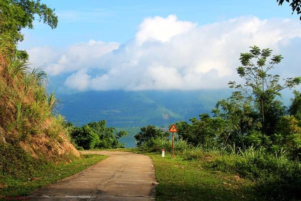 Con đường quanh Ba Khan đều đã được trải bê tông. Việc đi lại, di chuyển để khám phá nơi đây rất dễ dàng và thuận tiện. Con đường quanh Ba Khan đều đã được trải bê tông. Việc đi lại, di chuyển để khám phá nơi đây rất dễ dàng và thuận tiện.