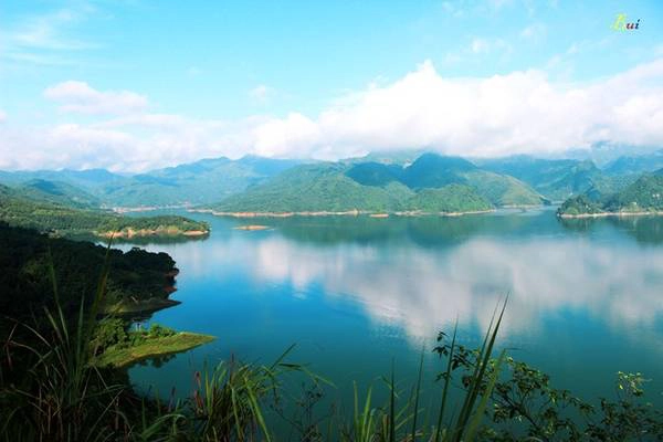 Vào những ngày có thời tiết tốt, mây trời, non nước tạo cho nới đây một khung cảnh non nước hữu tình, mà có lẽ làm ai bất cứ ai đi ngang qua cũng phải ngỡ ngàng. Vào những ngày có thời tiết tốt, mây trời, non nước tạo cho nới đây một khung cảnh non nước hữu tình, mà có lẽ làm ai bất cứ ai đi ngang qua cũng phải ngỡ ngàng.
