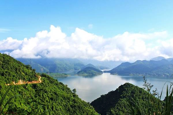 Suốt men theo con đường ven lòng hồ sông Đà là những khối đá tai mèo to nhỏ, nhấp nhô, tạo ra những điểm nhấn để các bạn trẻ tha hồ chụp ảnh, ghi lại những khoảnh khắc đáng nhớ của chuyến đi. Suốt men theo con đường ven lòng hồ sông Đà là những khối đá tai mèo to nhỏ, nhấp nhô, tạo ra những điểm nhấn để các bạn trẻ tha hồ chụp ảnh, ghi lại những khoảnh khắc đáng nhớ của chuyến đi.