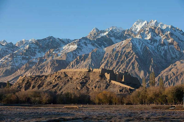 Dãy núi Pamir nằm ở rìa phía tây của Tân Cương, gần với thành phố Kashgar nơi còn lưu lại pháo đài đá của Tashkorgan.