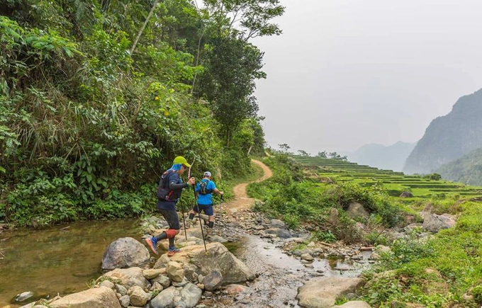 Tuy nhiên, nhiều đoạn trên đường đua mang đến cảnh đẹp ngoạn mục cho người tham gia. Hà Văn Nhật, Thanh Hóa, giành được vị trí thứ nhất tại cự ly 42 km. Lê Văn Thao đứng nhất ở cự ly 25 km. Tuy nhiên, nhiều đoạn trên đường đua mang đến cảnh đẹp ngoạn mục cho người tham gia. Hà Văn Nhật, Thanh Hóa, giành được vị trí thứ nhất tại cự ly 42 km. Lê Văn Thao đứng nhất ở cự ly 25 km.