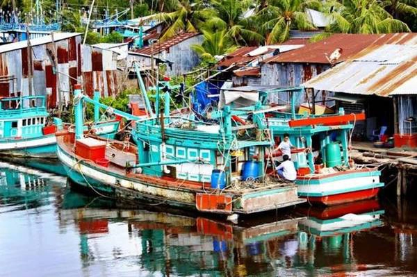 Phú Quốc thuộc tỉnh Kiên Giang, là hòn đảo lớn nhất trong quần thể 22 đảo thuộc Vịnh Thái Lan. Được ví như viên ngọc quý của Việt Nam, là điểm đến hấp dẫn mà ai cũng muốn một lần ghé thăm. Phú Quốc thuộc tỉnh Kiên Giang, là hòn đảo lớn nhất trong quần thể 22 đảo thuộc Vịnh Thái Lan. Được ví như viên ngọc quý của Việt Nam, là điểm đến hấp dẫn mà ai cũng muốn một lần ghé thăm.