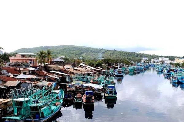 Nằm ở phía Tây Bắc, thị trấn Dương Đông được xem là thủ phủ của huyện đảo, chợ Dương Đông lúc nào cũng tấp nập kẻ bán người mua, du khách sẽ choáng ngợp với những loại hải sản tươi ngon, giá cả phải chăng. Điều đặc biệt dịch vụ chuyển phát hải sản qua đường hàng không rất thuận tiện khi du khách có nhu cầu mua sắm. Nằm ở phía Tây Bắc, thị trấn Dương Đông được xem là thủ phủ của huyện đảo, chợ Dương Đông lúc nào cũng tấp nập kẻ bán người mua, du khách sẽ choáng ngợp với những loại hải sản tươi ngon, giá cả phải chăng. Điều đặc biệt dịch vụ chuyển phát hải sản qua đường hàng không rất thuận tiện khi du khách có nhu cầu mua sắm.