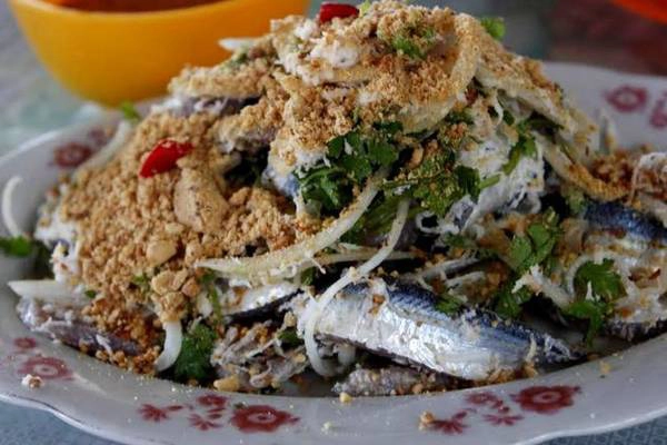 Sẽ rất thiếu sót nếu không nhắc đến những món ngon khi đến Phú Quốc như món gỏi cá trích, nước mắm, rượu sim, hạt tiêu.., những hương vị đã góp phần làm phong phú ẩm thực nơi đây. Sẽ rất thiếu sót nếu không nhắc đến những món ngon khi đến Phú Quốc như món gỏi cá trích, nước mắm, rượu sim, hạt tiêu.., những hương vị đã góp phần làm phong phú ẩm thực nơi đây.