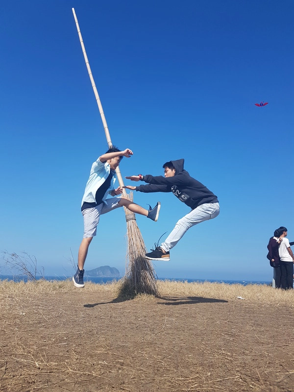 Điểm thú vị của cánh đồng chổi là chúng được dựng lên ngay trên một vách núi. Những bức ảnh chụp ở đây luôn mang lại hiệu ứng thị giác đặc biệt với nền trời xanh cao vút đối lập với vách núi cheo leo bên bờ biển. Điểm thú vị của cánh đồng chổi là chúng được dựng lên ngay trên một vách núi. Những bức ảnh chụp ở đây luôn mang lại hiệu ứng thị giác đặc biệt với nền trời xanh cao vút đối lập với vách núi cheo leo bên bờ biển.