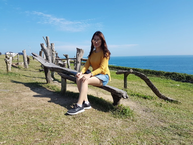 Bờ biển Keelung còn có những chiếc ghế gỗ, xích đu với hình thù kỳ lạ được dựng ngay bên vách núi. Bờ biển Keelung còn có những chiếc ghế gỗ, xích đu với hình thù kỳ lạ được dựng ngay bên vách núi.