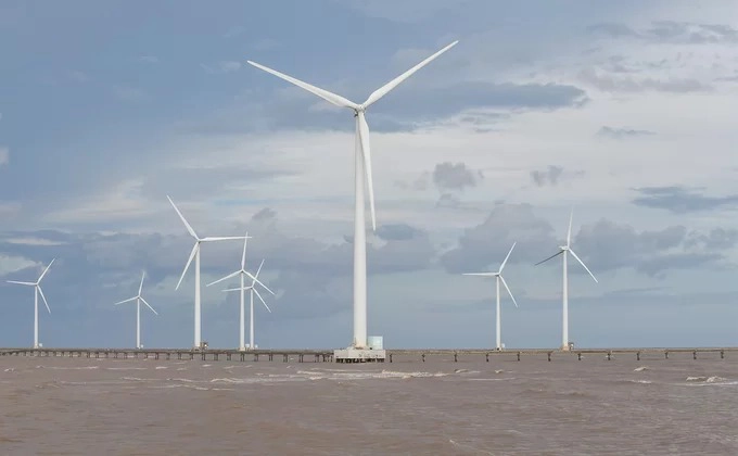 Có 62 trụ turbine gió tại đây. Mỗi cột trụ cao 82 m, nặng hơn 200 tấn và làm từ thép không gỉ. Công trình khởi công năm 2010, là cánh đồng điện gió trên biển duy nhất tại Việt Nam và là dự án điện gió đầu tiên xây dựng trên thềm lục địa tại Đông Nam Á.