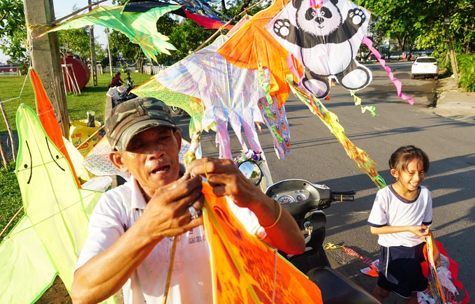 Dọc bờ kè, nhiều người tranh thủ bán thêm diều cùng phụ kiện. Mỗi con diều có từ vài chục đến hàng trăm nghìn đồng. "Đồng diều ở đây ngày nào cũng đông nhưng nhộn nhịp nhất là vào cuối tuần và dịp nghỉ lễ, người dân từ khắp các quận đổ về", người bán diều cho biết. Dọc bờ kè, nhiều người tranh thủ bán thêm diều cùng phụ kiện. Mỗi con diều có từ vài chục đến hàng trăm nghìn đồng. "Đồng diều ở đây ngày nào cũng đông nhưng nhộn nhịp nhất là vào cuối tuần và dịp nghỉ lễ, người dân từ khắp các quận đổ về", người bán diều cho biết.