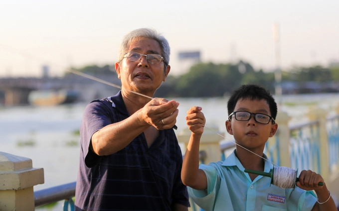 "Trước kia chỗ bờ sông Sài Gòn này chưa có bờ kè hoàn chỉnh, bên cạnh là khu nhà cũ, người dân buôn bán, mở quán nhậu... Từ cuối năm ngoái, khi khu này giải tỏa làm bờ kè và xây công viên thì có nhiều người đến đấy thả diều do có không gian rộng rãi, thoáng mát", ông Đinh Xuân Ninh (quận Bình Thạnh) cho biết. "Trước kia chỗ bờ sông Sài Gòn này chưa có bờ kè hoàn chỉnh, bên cạnh là khu nhà cũ, người dân buôn bán, mở quán nhậu... Từ cuối năm ngoái, khi khu này giải tỏa làm bờ kè và xây công viên thì có nhiều người đến đấy thả diều do có không gian rộng rãi, thoáng mát", ông Đinh Xuân Ninh (quận Bình Thạnh) cho biết.