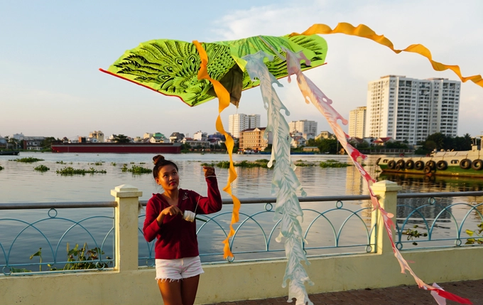 Mỗi khi chiều về lại có hàng trăm người dân tìm đến thả diều, nhất là những gia đình có con nhỏ và các bạn trẻ. Mỗi khi chiều về lại có hàng trăm người dân tìm đến thả diều, nhất là những gia đình có con nhỏ và các bạn trẻ.