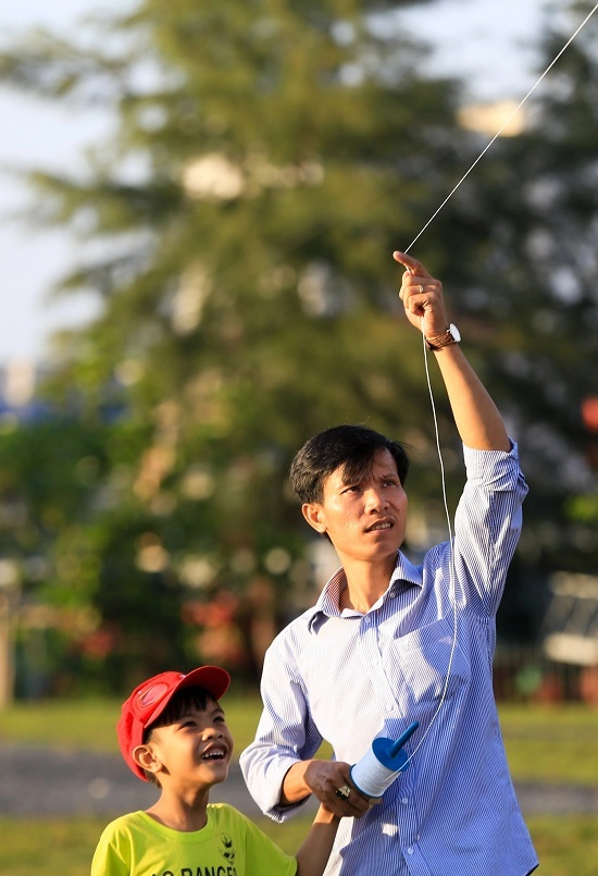 Nhiều phụ huynh dắt theo con nhỏ, ân cần chỉ bé cách căng dây, thả diều, điều khiển độ cao... Khi trời nhá nhem tối, có những đứa trẻ chẳng muốn theo cha mẹ ra về. Nhiều phụ huynh dắt theo con nhỏ, ân cần chỉ bé cách căng dây, thả diều, điều khiển độ cao... Khi trời nhá nhem tối, có những đứa trẻ chẳng muốn theo cha mẹ ra về.