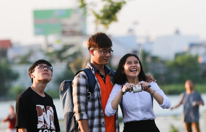 Không chỉ là trò chơi của thiếu nhi, nhiều bạn trẻ cũng hòa mình theo cánh diều chao lượn. "Vừa đi làm về là mình theo bạn ra thả diều luôn, lần đầu được chơi trò này nên cũng thấy khó ghê, thả mãi mà diều không bay lên cao được", bạn Uyên cho biết. Không chỉ là trò chơi của thiếu nhi, nhiều bạn trẻ cũng hòa mình theo cánh diều chao lượn. "Vừa đi làm về là mình theo bạn ra thả diều luôn, lần đầu được chơi trò này nên cũng thấy khó ghê, thả mãi mà diều không bay lên cao được", bạn Uyên cho biết.