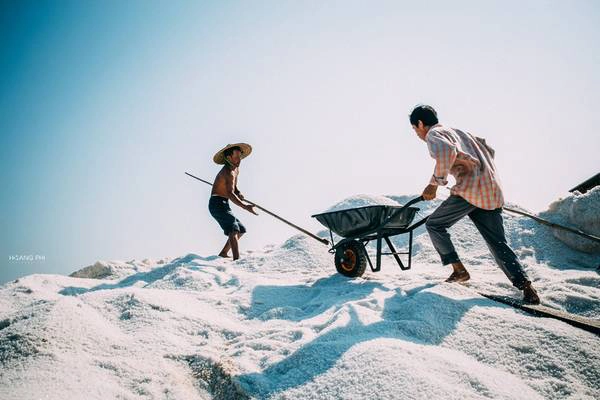 Trong cái nắng gắt của miền biển, diêm dân tạo ra những hạt muối với nhiều công đoạn nhọc nhằn. Trong cái nắng gắt của miền biển, diêm dân tạo ra những hạt muối với nhiều công đoạn nhọc nhằn.